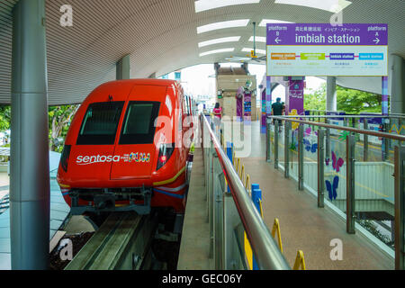 Der Sentosa Express Einschienenbahn Linie Insel Sentosa mit HarbourFront auf Singapur Festland verbindet. Am Imbiah Station trainieren. Stockfoto