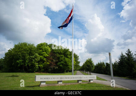Kroatische Flagge am Eingang zum Memorial Friedhof der Opfer des Heimatkrieges, Vukovar, Kroatien Stockfoto