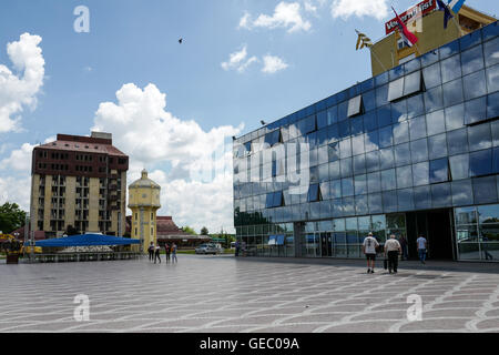 Hauptplatz mit Hotel Dunav und alten Stadt Wasserturm in Vukovar, Kroatien, Stockfoto