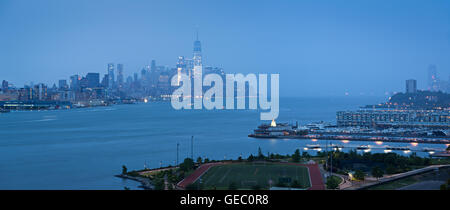 Lower Manhattan mit Starkregen in Abend und Financial District Wolkenkratzer und Weehawken, New Jersey Ufer. New York Stockfoto