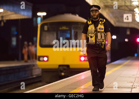 British Transport Police (BTP) Offizier auf Patrouille in Cardiff zentralen Bahnhof. Stockfoto