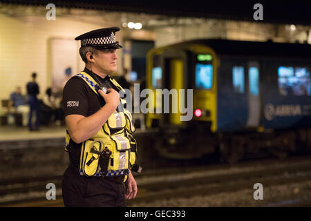 British Transport Police (BTP) bei Cardiff Railway Bahnhof in Cardiff, Wales, Vereinigtes Königreich. Stockfoto