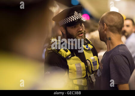 British Transport Police (BTP) bei Cardiff Railway Bahnhof in Cardiff, Wales, Vereinigtes Königreich. Stockfoto