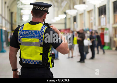 British Transport Police (BTP) bei Cardiff Railway Bahnhof in Cardiff, Wales, Vereinigtes Königreich. Stockfoto