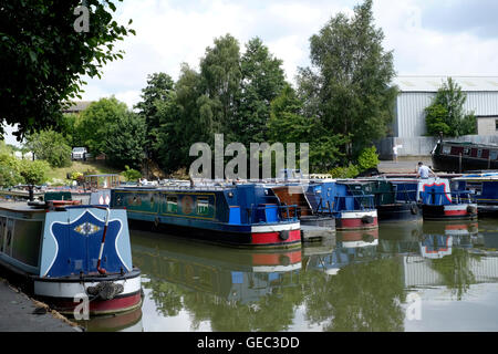 schmale Boote in Whilton Marina in der Nähe von Daventry England uk Stockfoto