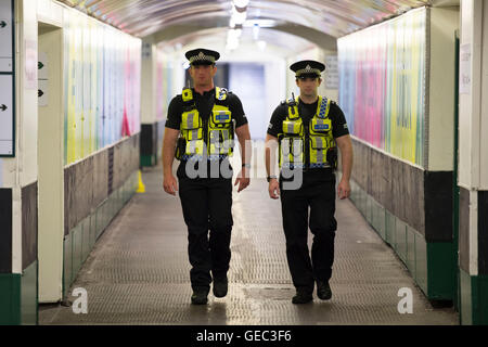 British Transport Police (BTP) bei Cardiff Railway Bahnhof in Cardiff, Wales, Vereinigtes Königreich. Stockfoto