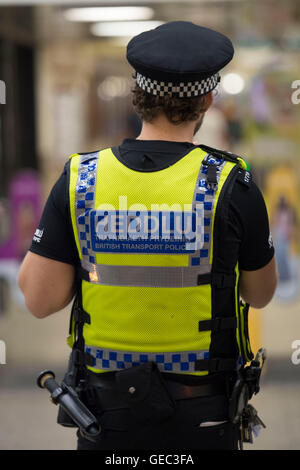 British Transport Police (BTP) bei Cardiff Railway Bahnhof in Cardiff, Wales, Vereinigtes Königreich. Stockfoto