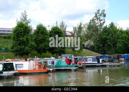 schmale Boote in Whilton Marina in der Nähe von Daventry England uk Stockfoto