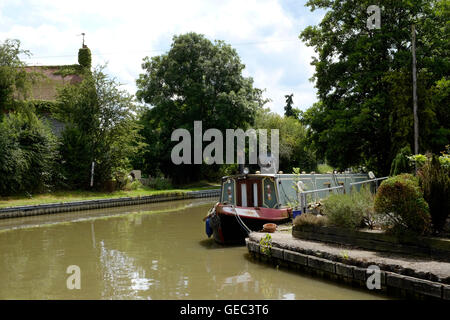 eine schmale Boot gefesselt neben Whilton Marina in der Nähe von Daventry England uk Stockfoto
