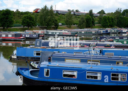 schmale Boote und Lastkähne an Whilton Marina in der Nähe von Daventry England uk Stockfoto