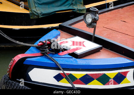 bunt bemalten Bogen von einem Lastkahn in Whilton Marina in der Nähe von Daventry England uk Stockfoto