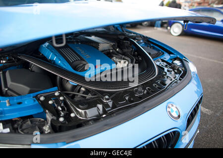 Die offene Motorhaube ein BMW M Performance Limousine und eines Autos und Kaffee treffen in Liverpool Stockfoto