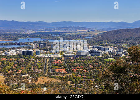 Australische Hauptstadt Territorium Canberra Stadtzentrum an einem sonnigen Sommertag gasförmig aus der Ferne vom Mt Ainslie Lookout gesehen. Stockfoto