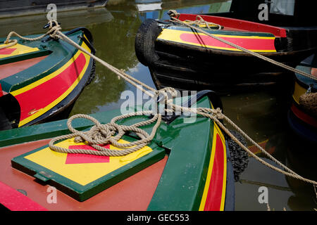 bunt bemalten Narrow Boat Bögen bei Braunston Northamptonshire England uk Stockfoto