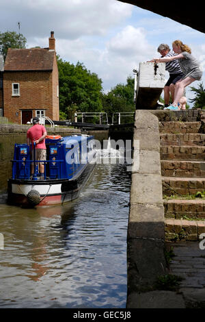 Frauen und junge Mädchen, die Schleuse bei Braunston Northamptonshire England uk in Betrieb Stockfoto