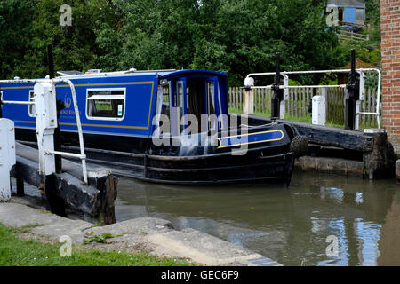 eine schmale Boot durch Schleusen bei Braunston Northamptonshire England uk Stockfoto