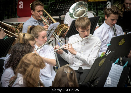 Schüler von Newquay Tretherras Jazzband führen am Amphitheater Trebah Gärten in Cornwall. Stockfoto