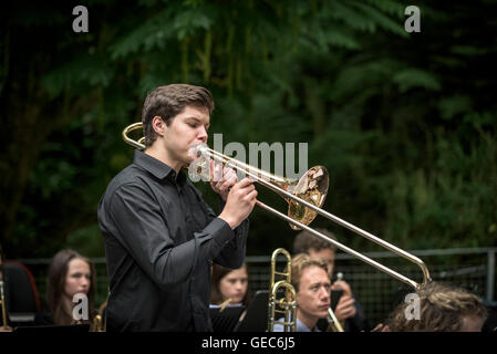 Studenten aus Newquay Tretherras jazz band im Trebah Gärten Amphitheater in Cornwall. Stockfoto