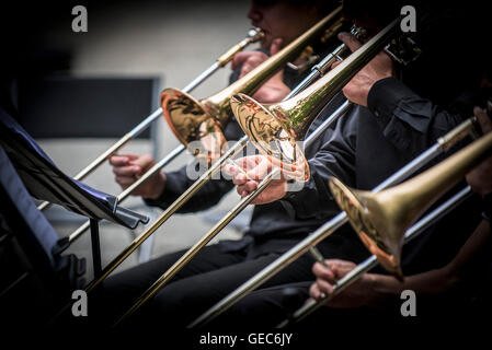 Ein Posaunist in einer jazz-Band führen am Amphitheater Trebah Gärten in Cornwall. Stockfoto