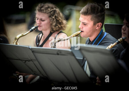 Schüler von Newquay Tretherras Jazzband führen am Amphitheater Trebah Gärten in Cornwall. Stockfoto