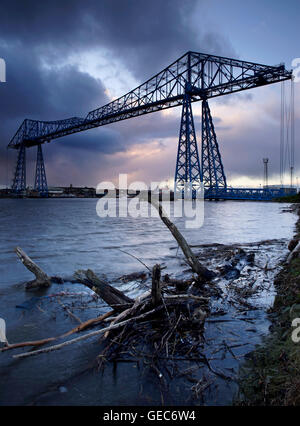 Ein Sturm geht über die Transporter Bridge über den Fluss Tees in Middlesborough, Teesside, England, UK Stockfoto