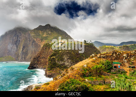 Herrliche Aussicht auf Berge und Meer an der nördlichen Küste von Madeira in der Nähe von Boaventura, Portugal Stockfoto