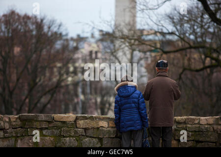 Ein altes Ehepaar Anzeigen von Bastion Hill das Freiheitsdenkmal im Zentrum von Riga und ist ein wichtiges Symbol für Letten Stockfoto
