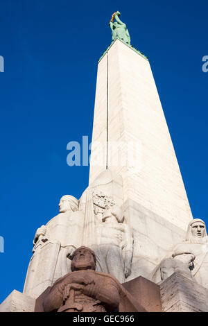 Das Freiheitsdenkmal ist 42 Meter hoch auf Freiheit Boulevard im Zentrum von Riga und ist ein wichtiges Symbol für Letten Stockfoto