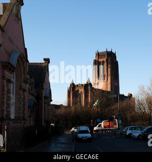 Ein Blick auf die legendären anglikanische Kathedrale von Liverpool aus den Straßen von Toxteth, L8 im Stadtzentrum von Liverpool Stockfoto