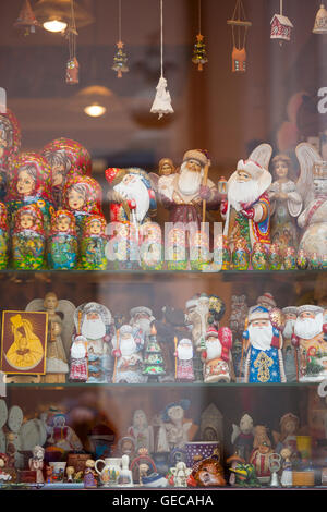 Keramische Souvenirs, Russische Puppen und Tiere für den Verkauf in einem Schaufenster in der Neustadt Teil von Vilnius, Litauen Stockfoto