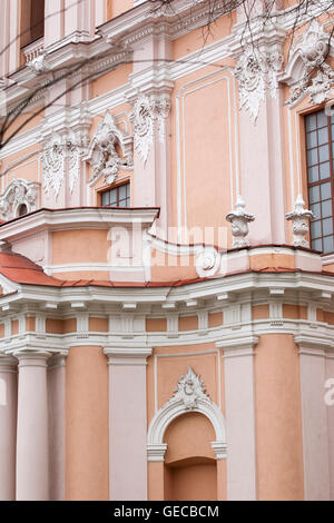 Ein Detail des St. Catherines Kirche, ein wichtiges und historisches Stück Architektur in der Altstadt von Vilnius, Litauen Stockfoto