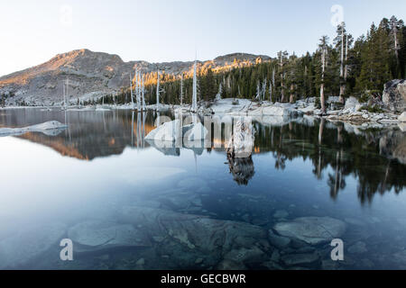 Der malerische See Aloha ist eine wunderschöne eiszeitlichen Becken hoch in den Sierra Nevada Bergen des östlichen Kalifornien. Stockfoto