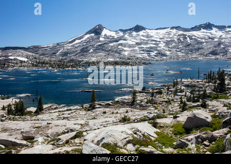 Malerischen See Aloha ist ein hübsches Backcountry eiszeitlichen Becken in der Wildnis der Sierra Nevada Berge des östlichen Kalifornien. Stockfoto