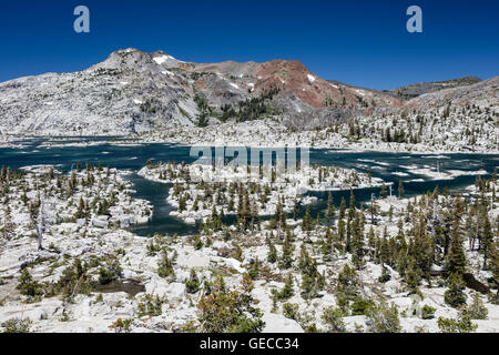 Malerischen See Aloha ist ein hübsches Backcountry eiszeitlichen Becken in der Wildnis der Sierra Nevada Berge des östlichen Kalifornien. Stockfoto