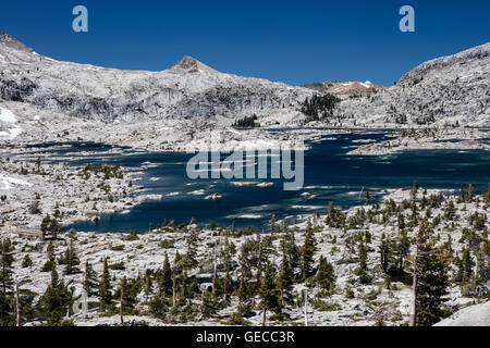 Malerischen See Aloha ist ein hübsches Backcountry eiszeitlichen Becken in der Wildnis der Sierra Nevada Berge des östlichen Kalifornien. Stockfoto