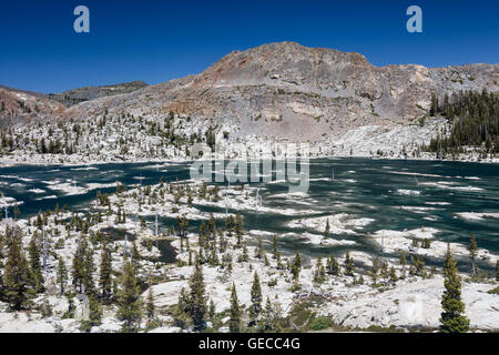 Malerischen See Aloha ist ein hübsches Backcountry eiszeitlichen Becken in der Wildnis der Sierra Nevada Berge des östlichen Kalifornien. Stockfoto