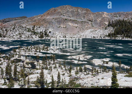 Malerischen See Aloha ist ein hübsches Backcountry eiszeitlichen Becken in der Wildnis der Sierra Nevada Berge des östlichen Kalifornien. Stockfoto