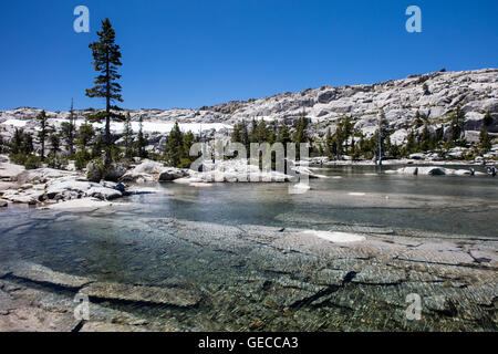 Malerischen See Aloha ist ein hübsches Backcountry eiszeitlichen Becken in der Wildnis der Sierra Nevada Berge des östlichen Kalifornien. Stockfoto