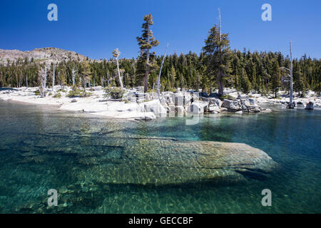 See-Aloha ist ein Backcountry eiszeitlichen Becken in der staatlich geschützten Trostlosigkeit Wildnis der Berge der Sierra Nevada. Stockfoto