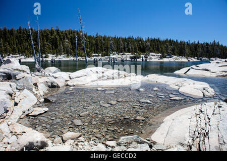 Freshwater füllt eine flache eiszeitlichen Becken in die Verwüstungwildnis. Dieser Bereich der Sierra-Nevada-Berge ist wunderschön. Stockfoto