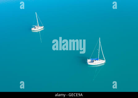 Schöne Luftaufnahme von zwei Yachten Besuch auf azurblaues Wasser Stockfoto