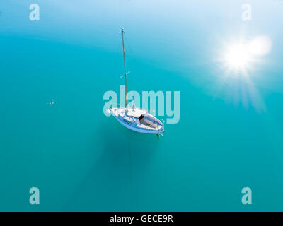 Schöne Luftaufnahme des allein Yacht Besuch auf azurblaues Wasser Stockfoto