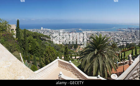 Haifa, Israel: die Skyline und die Bahai Gärten, Teil der Bahai World Center Gebäude, den Ort der Anbetung für die Bahai Religion Stockfoto