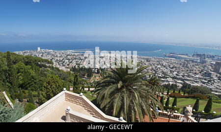 Haifa, Israel: die Skyline und die Bahai Gärten, Teil der Bahai World Center Gebäude, den Ort der Anbetung für die Bahai Religion Stockfoto