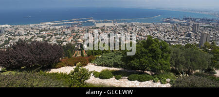 Haifa, Israel: die Skyline und die Bahai Gärten, Teil der Bahai World Center Gebäude, den Ort der Anbetung für die Bahai Religion Stockfoto