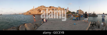 Israel: Panoramablick auf die Altstadt von Jaffa und den Hafen bei Sonnenuntergang. Jaffa ist der älteste Teil von Tel Aviv-Yafo Stockfoto