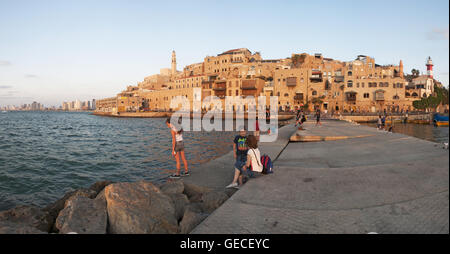 Israel: Panoramablick auf die Altstadt von Jaffa und den Hafen bei Sonnenuntergang. Jaffa ist der älteste Teil von Tel Aviv-Yafo Stockfoto