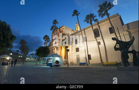 Jaffa, Israel: Panoramablick auf St. Peter's Kirche, ein Franziskaner Kirche 1654 erbaut, nach Sonnenuntergang auf dem Gipfel des Hügels der alten Stadt Stockfoto