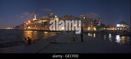 Israel: die Lichter von Jaffa Altstadt und den Hafen bei Nacht. Jaffa ist der älteste Teil von Tel Aviv-Yafo Stockfoto