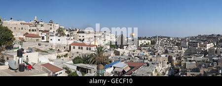 Jerusalem, Israel: die Silhouette der Altstadt mit dem Felsendom von der Tour zu Fuß auf seinen alten Mauern, deren Länge 4018 Meter gesehen Stockfoto